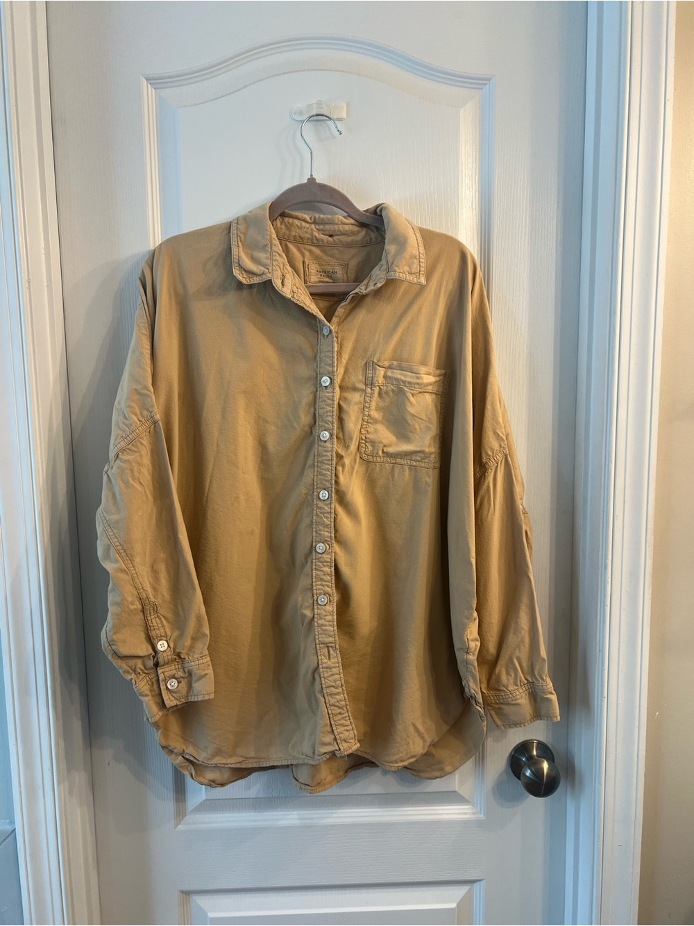 Women’s American Eagle go big oversized Long-Sleeve Button-Up Shirt - Tan